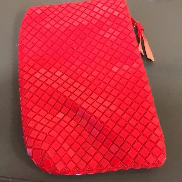La Regale red mesh clutch. - Picture 3 of 5
